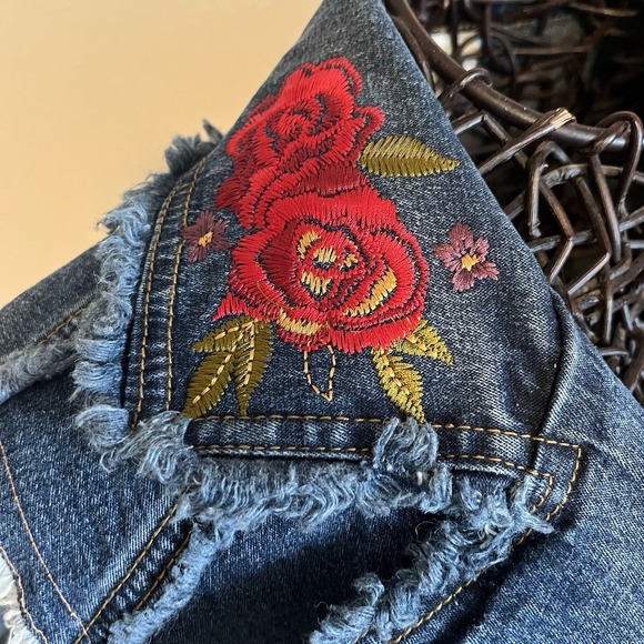 DG2 Embroidered Denim Vest Women's M Floral Rose Pockets Frayed Hem Boho Y2K - Picture 3 of 11